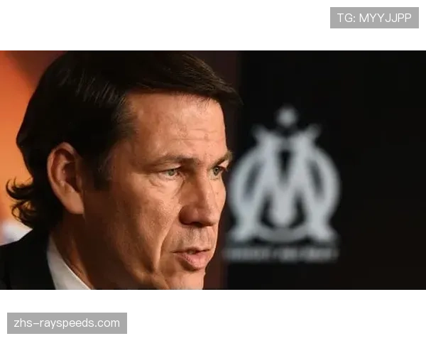 镜头捕捉：马赛主帅加图索在场边因抗议判罚吃到黄牌